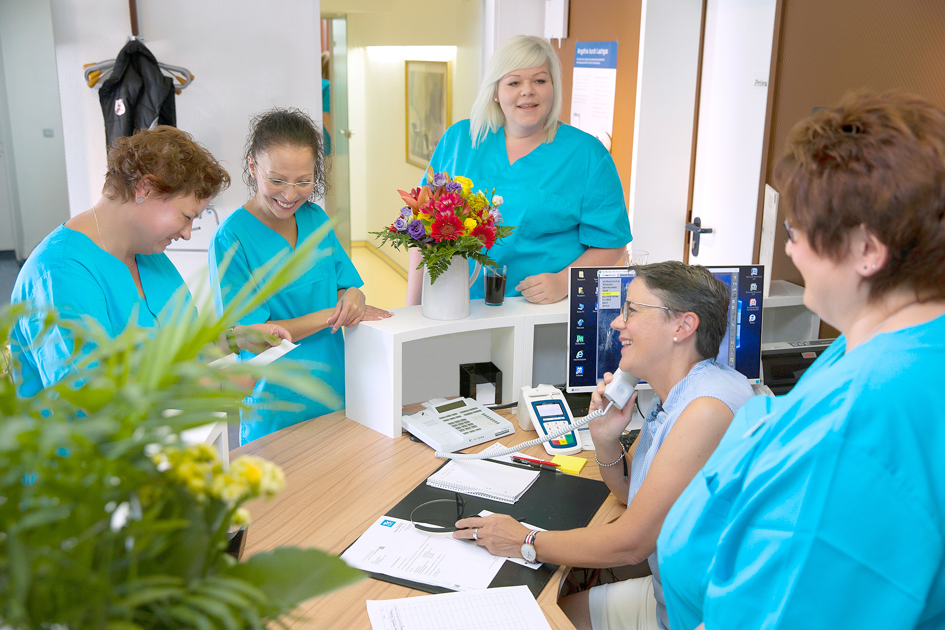 Team der Zahnarztpraxis Thiele & Menk in Weilburg im freundlichen Empfangsbereich – moderne Zahnmedizin mit persönlicher Beratung und engagiertem Service für Patienten jeden Alters.