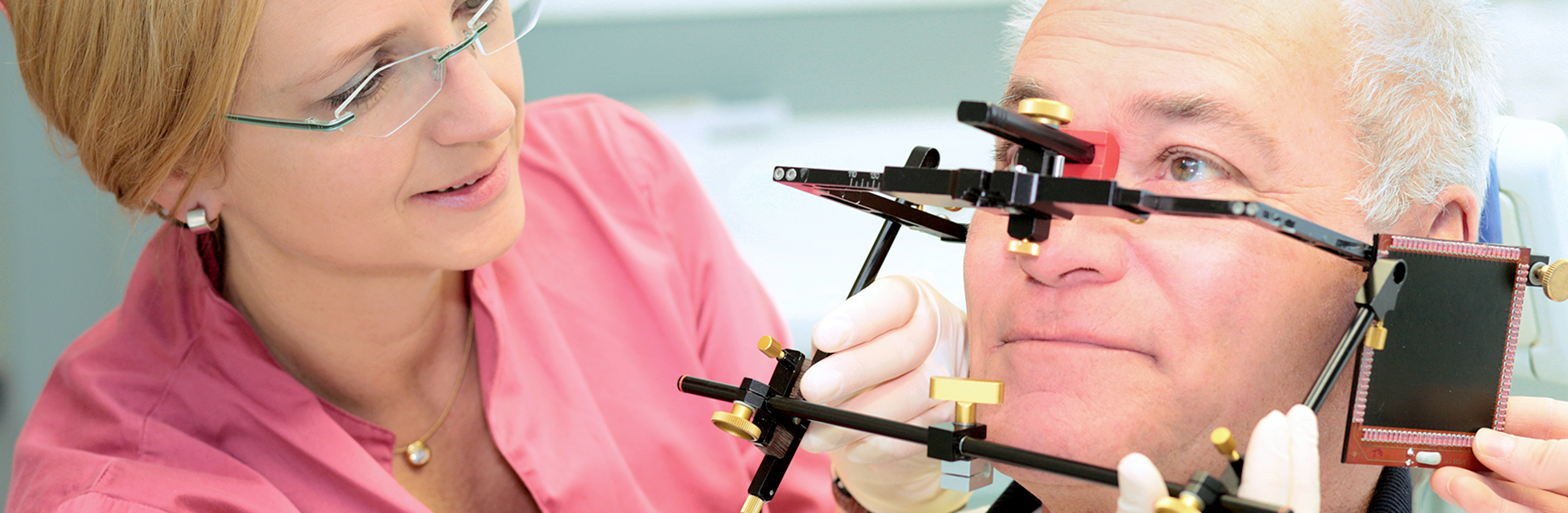 Eine Dentalassistentin in der Zahnarztpraxis Thiele & Menk in Weilburg verwendet ein spezialisiertes Gerät zur Behandlung eines Patienten, was die Praxis' Fokus auf moderne, patientenorientierte Zahnmedizin unterstreicht.